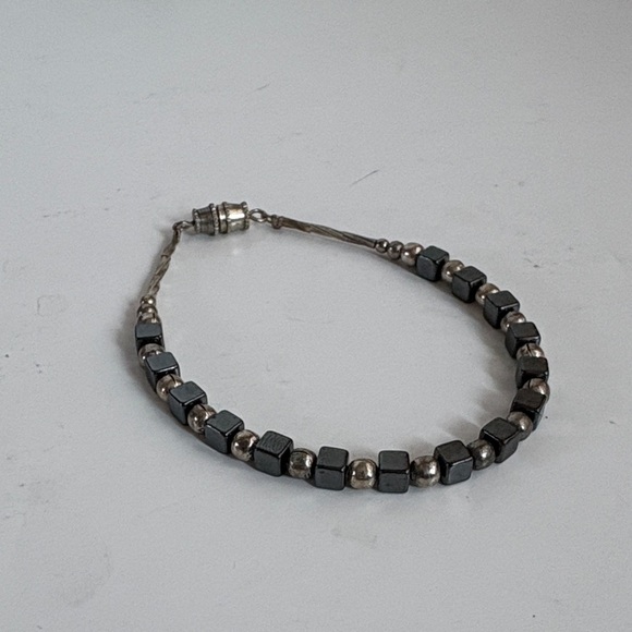Bracelet alternating cubes hematite and silver beads with barrel clasp close - Picture 1 of 12